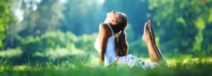 une femme pratique la-méditation-a Lille dans la nature