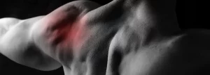 le dos d'un homme avec une douleur chronique